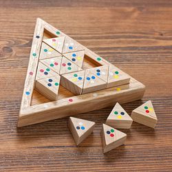 Logická dřevěná hra trojuhelník