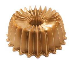 Forma na bábovku Nordic Ware Brilliance, zlatá, 2,4 l
