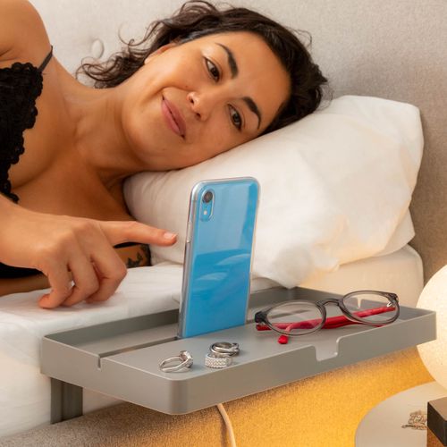 Univerzální polička na postel