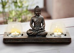 Sada dvou svícnů se sedícím buddhou