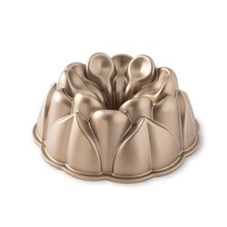 Forma na bábovku Nordic Ware Magnolia, karamelová, 2,4 l