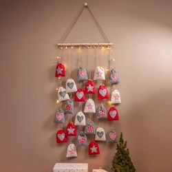 Adventní kalendář s plstěnými pytlíčky a LED řetězem