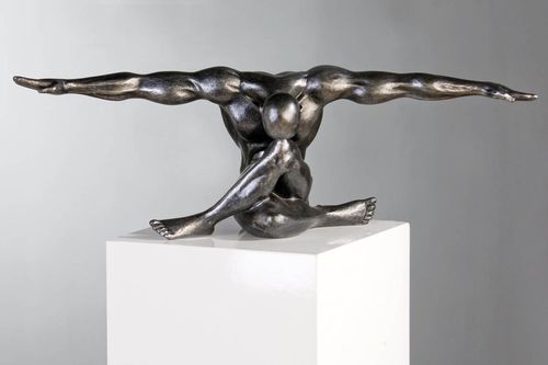 Soška cliffhanger, 20 cm, barva stříbrná