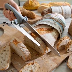 Nůž na chléb s nastavitelným vodítkem