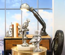 Soška steampunk papoušek