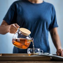 Konvice na čaj ze skla a bambusu o objemu 1 litr