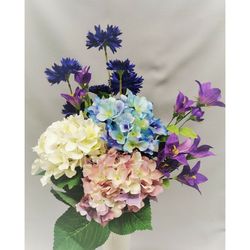 Umělá kytice hortenzií, zvonek a chrpa, 32 x 70 x 16 cm